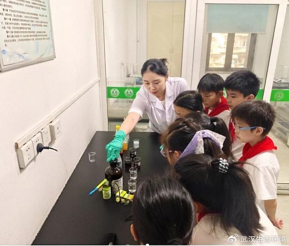 这群小学生走进环境监测实验室